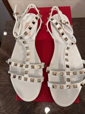 Valentino Garavani.Rockstud Flat Rubber White Women's Sandals. Authentic